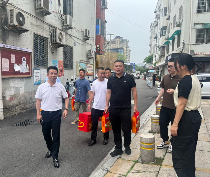2024.5.27民建溫州市第二總支第二支部開展“思源·共富”端午節(jié)進社區(qū)慰問活動2_調(diào)整大小.jpg