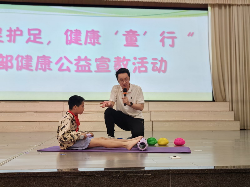 椒江民建三個(gè)支部聯(lián)合舉辦“愛(ài)足護(hù)足 健康‘童’行”公益宣教活動(dòng)_調(diào)整大小.jpg 椒江民建三個(gè)支部聯(lián)合舉辦“愛(ài)足護(hù)足 健康‘童’行”公益宣教活動(dòng)_調(diào)整大小.jpg