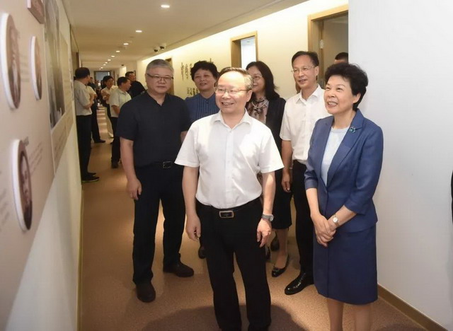 葛慧君走訪省委會(huì)機(jī)關(guān)